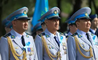 Цветы у Обелиска Славы в Актобе
