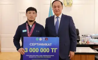 Деньги на успех: Карашукеев наградил чемпионов Азии!