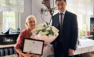Министр Казахстана Ерсайын Нагаспаев поздравил ветерана ВОВ в преддверии международного Дня Победы