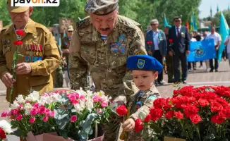 Павлодарцы зажгли свечи памяти: Вечный огонь стал символом единства и уважения в день Победы