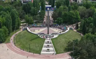 В областном центре ВКО возложили цветы к мемориалу Славы в День Победы