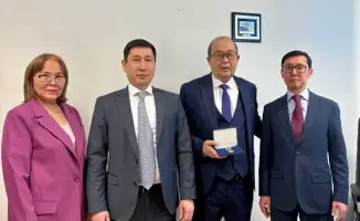Награждение ветерана финансовой системы символизирует признание преданности и профессионализма в государственной службе