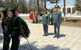 Церемония возложения цветов в Китае в честь 81-й годовщины Победы в Великой Отечественной войне