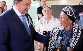 Аким Туркестанской области поздравил 100-летнего ветерана с Днем Победы