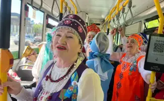 В столичных автобусах состоялся музыкальный перформанс в честь Дня Победы с участием этнокультурного ансамбля "Әжелер шаңырағы"