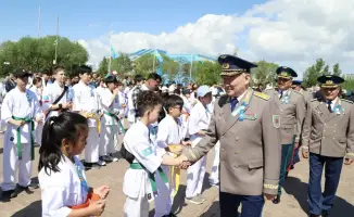 Министр обороны Казахстана и ветераны почтили память героев Великой Отечественной войны у монумента «Отан Ана»
