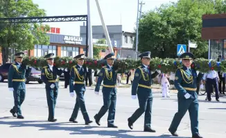 Арыс: Праздник, цветы и награды для защитников