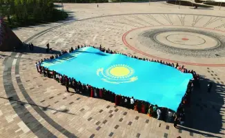 В Астане развернули флаг Казахстана во время флешмоба ко Дню единства