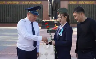 В Костанайской области подросткам вручили первые удостоверения личности и отметили важность ответственности
