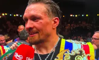 Украинец Александр Усик подтвердил титул чемпиона мира WBC в супертяжелом весе, победив голландца