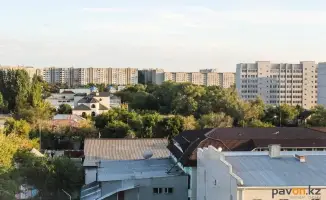 В Павлодаре 19-летняя девушка едва не спрыгнула с крыши многоэтажного дома, вызвав панику среди жителей. Соседи заметили её на краю крыши и сразу вызвали спасателей, которые оперативно прибыли на место происшествия и смогли убедить девушку вернуться в без
