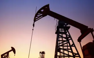 Рекордное сокращение мировых запасов нефти: последствия для цен и глобальной экономики на фоне конфликта на Ближнем Востоке