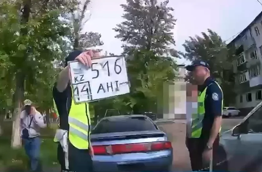 В Экибастузе водитель, использовавший картонку с нарисованными номерами, стал объектом судебного разбирательства, что подчеркивает серьезные последствия за нарушение правил дорожного движения. Павлодаре