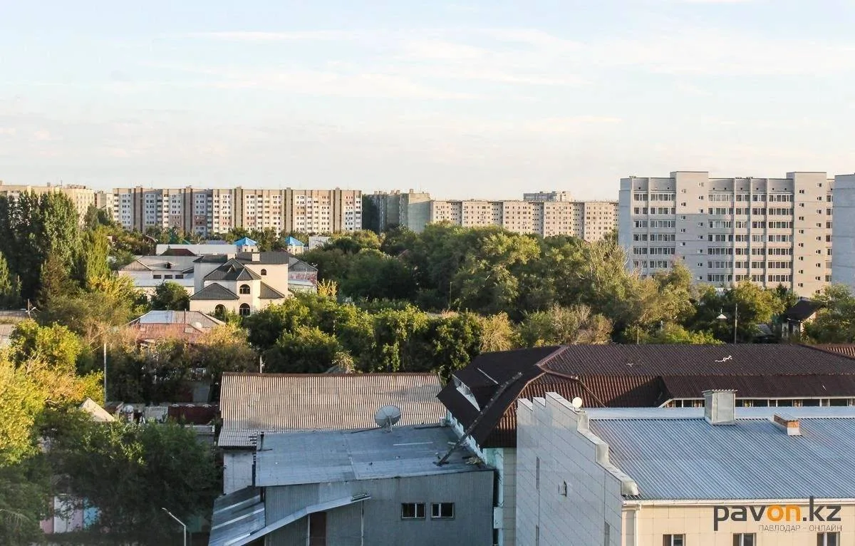 В Павлодаре 19-летняя девушка едва не спрыгнула с крыши многоэтажного дома, вызвав панику среди жителей. Соседи заметили её на краю крыши и сразу вызвали спасателей, которые оперативно прибыли на место происшествия и смогли убедить девушку вернуться в без Павлодаре
