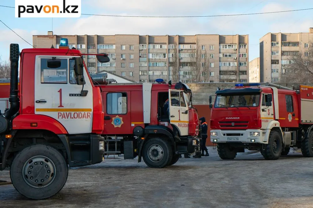 Герой из Павлодара: прохожий потушил огонь и спас детей
