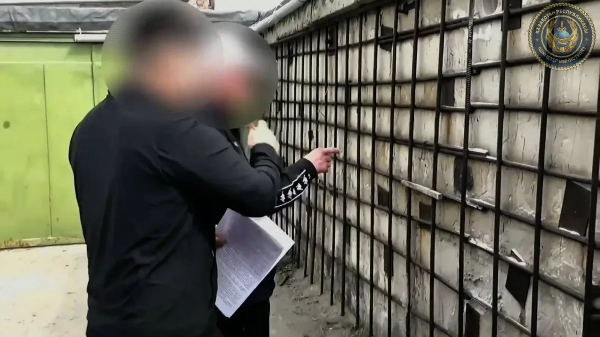 В Павлодаре полицейские поймали 'закладчика', который пытался спрятать тайны в городской мгле Павлодаре