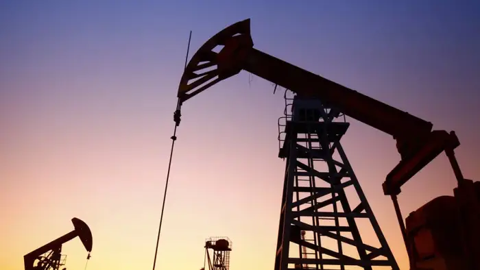 Рекордное сокращение мировых запасов нефти: последствия для цен и глобальной экономики на фоне конфликта на Ближнем Востоке