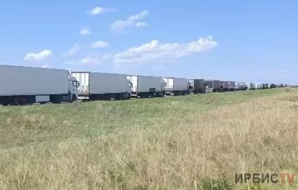 Большегрузы простаивают на границе Казахстана и России в Павлодарской области