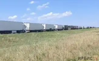 Большегрузы простаивают на границе Казахстана и России в Павлодарской области