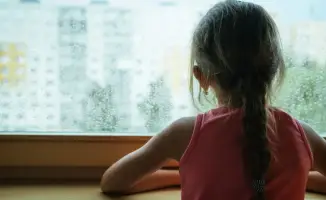Трагедия в Павлодаре: девочка выпала из окна третьего этажа