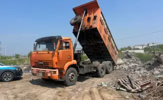 В Аксу водитель КамАЗа устроил стихийную свалку в городе