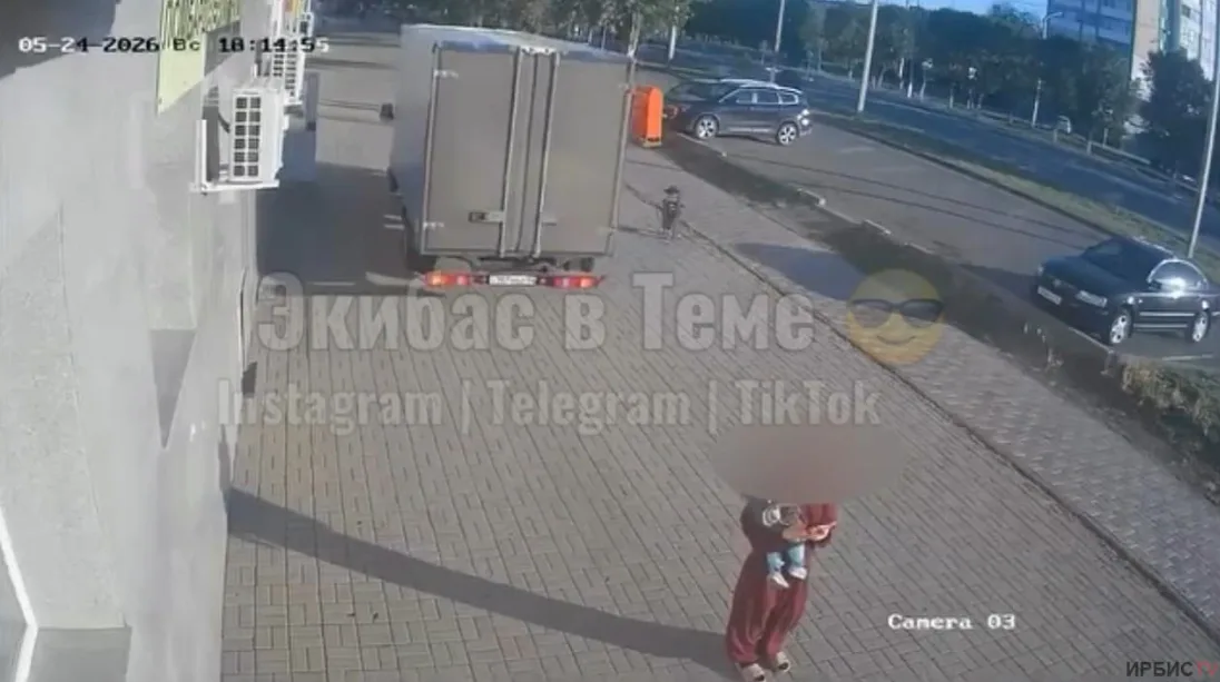 Водитель Газели сбил девушку с ребенком в Экибастузе при сдаче назад