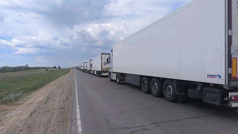 Многокилометровые пробки на границе: водители страдают от жары и нехватки еды