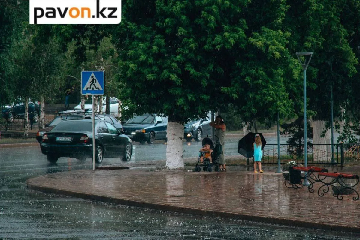 Павлодарцы готовятся к дождям: как погода влияет на повседневную жизнь