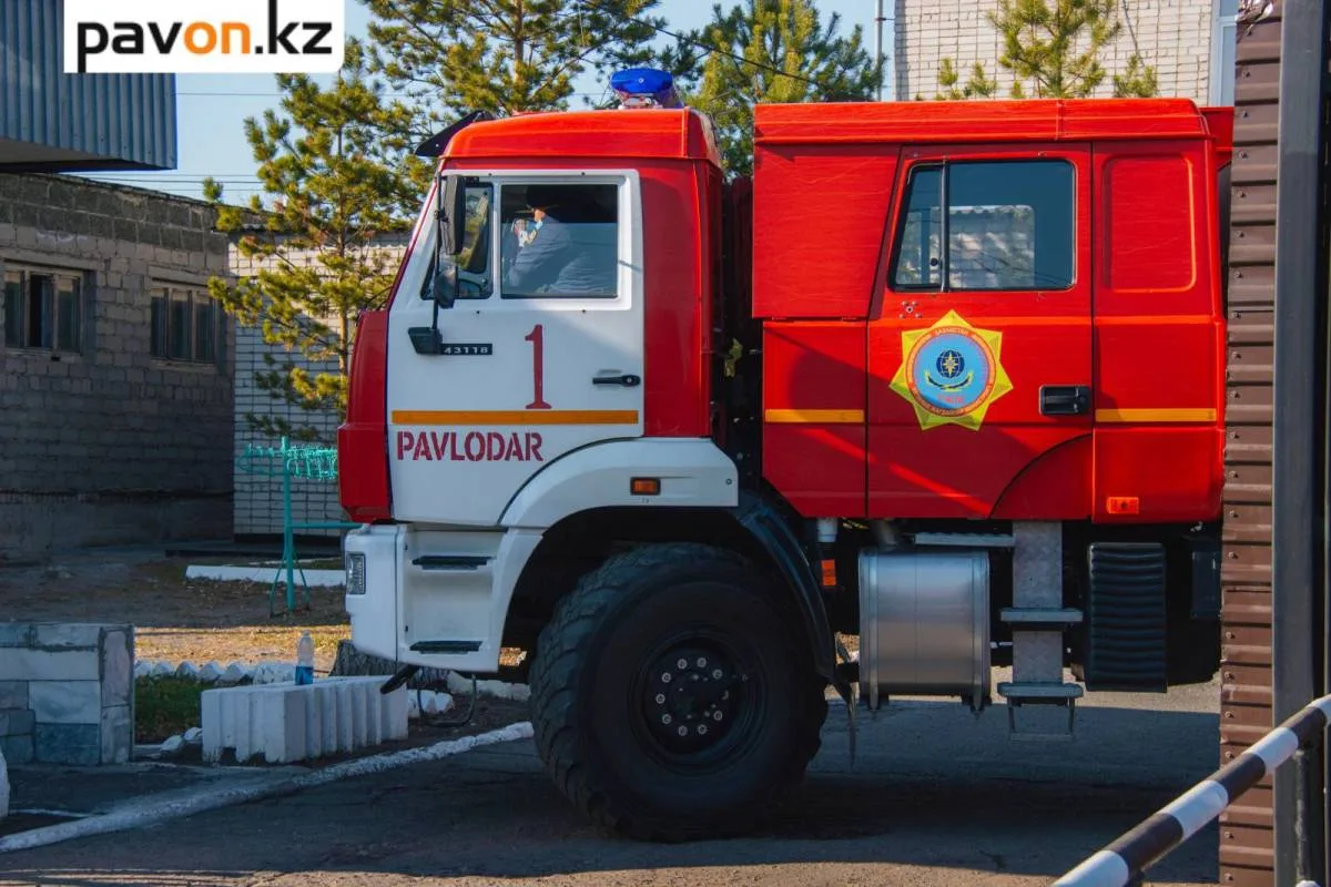 Павлодарские пожарные спасли людей из горящей квартиры в пятиэтажке