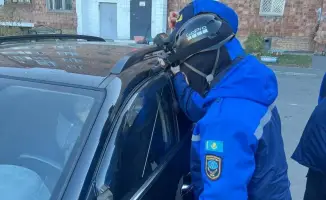 В Павлодаре двухлетний ребенок заперт в машине: спасение в последний момент