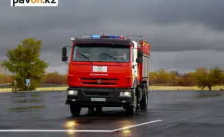 Соревнования водителей пожарных машин в Павлодаре: змейка, мост, парковка
