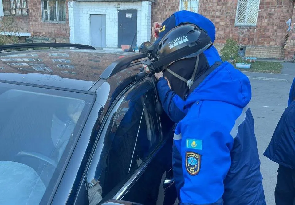В Павлодаре двухлетний ребенок заперт в машине: спасение в последний момент